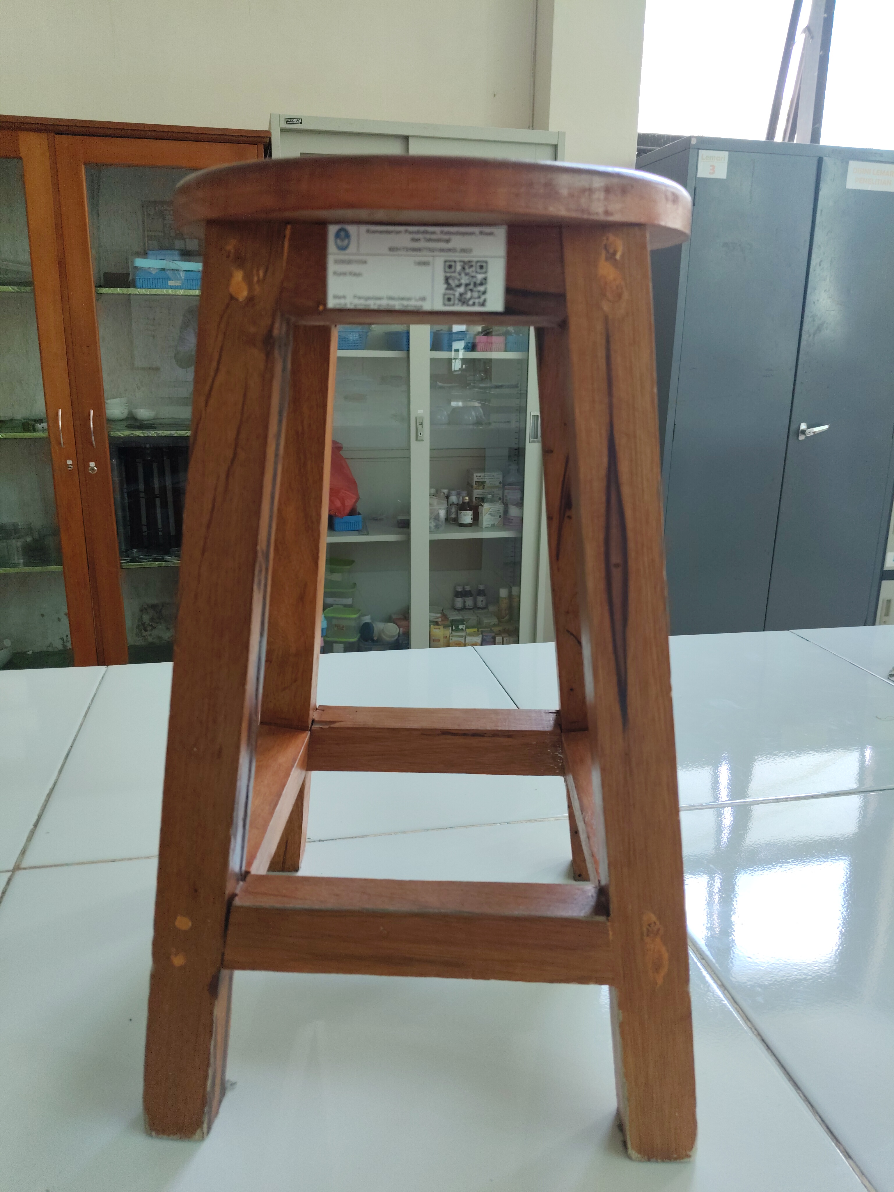 Kursi Kayu Lab Teknologi