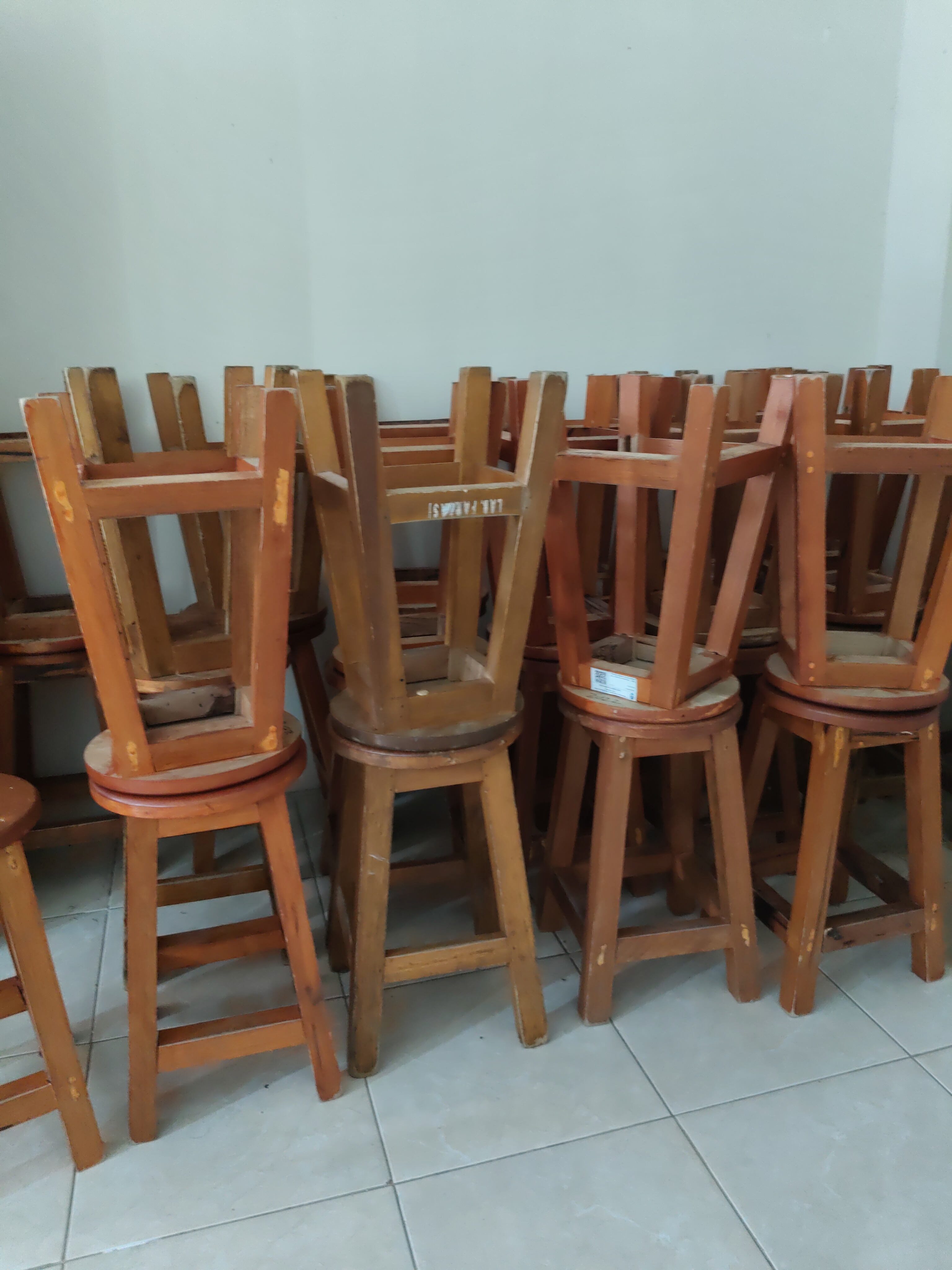 Kursi Kayu Lab Kimia Farmasi