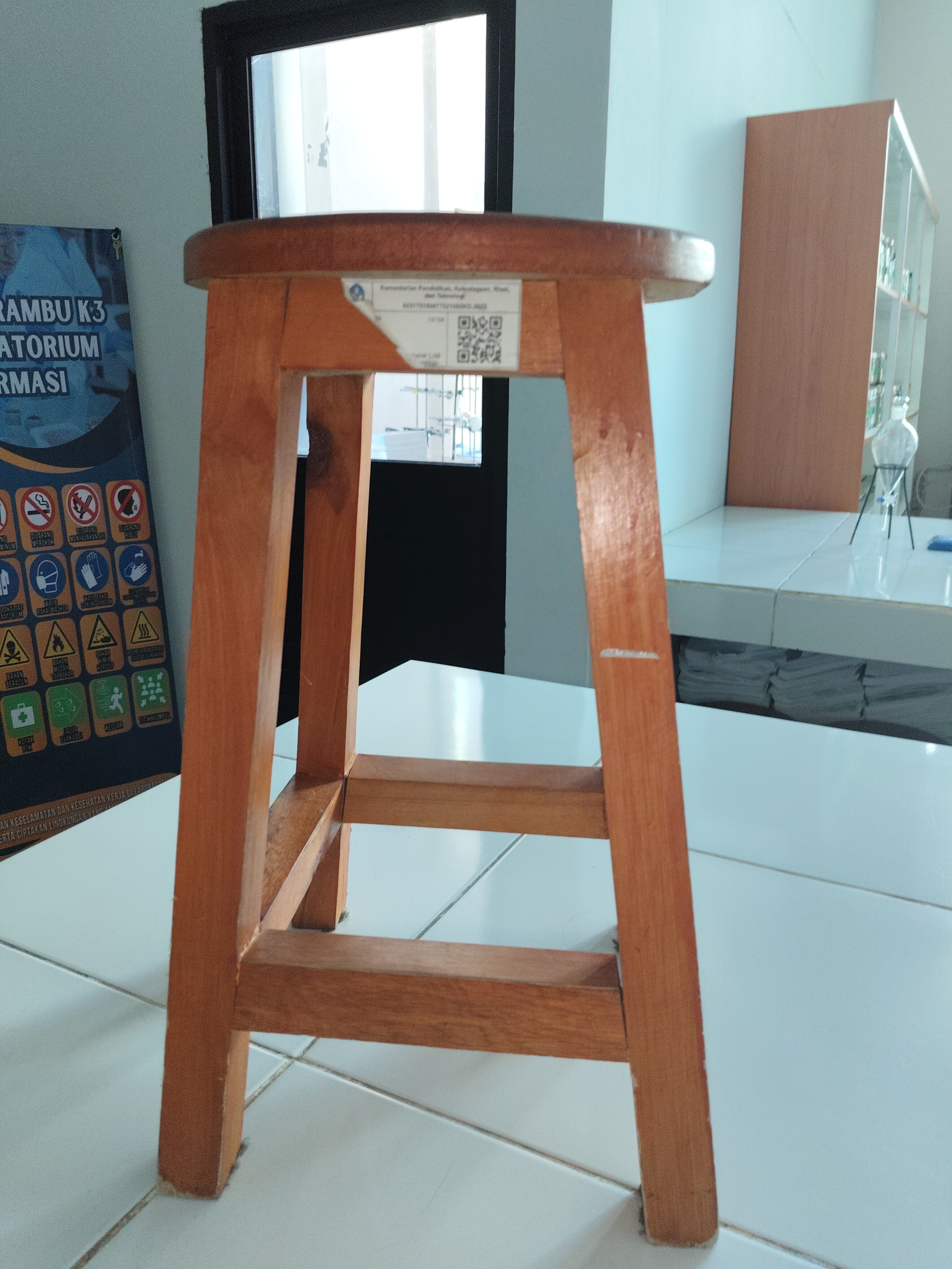 Kursi Kayu Lab Bahan Alam