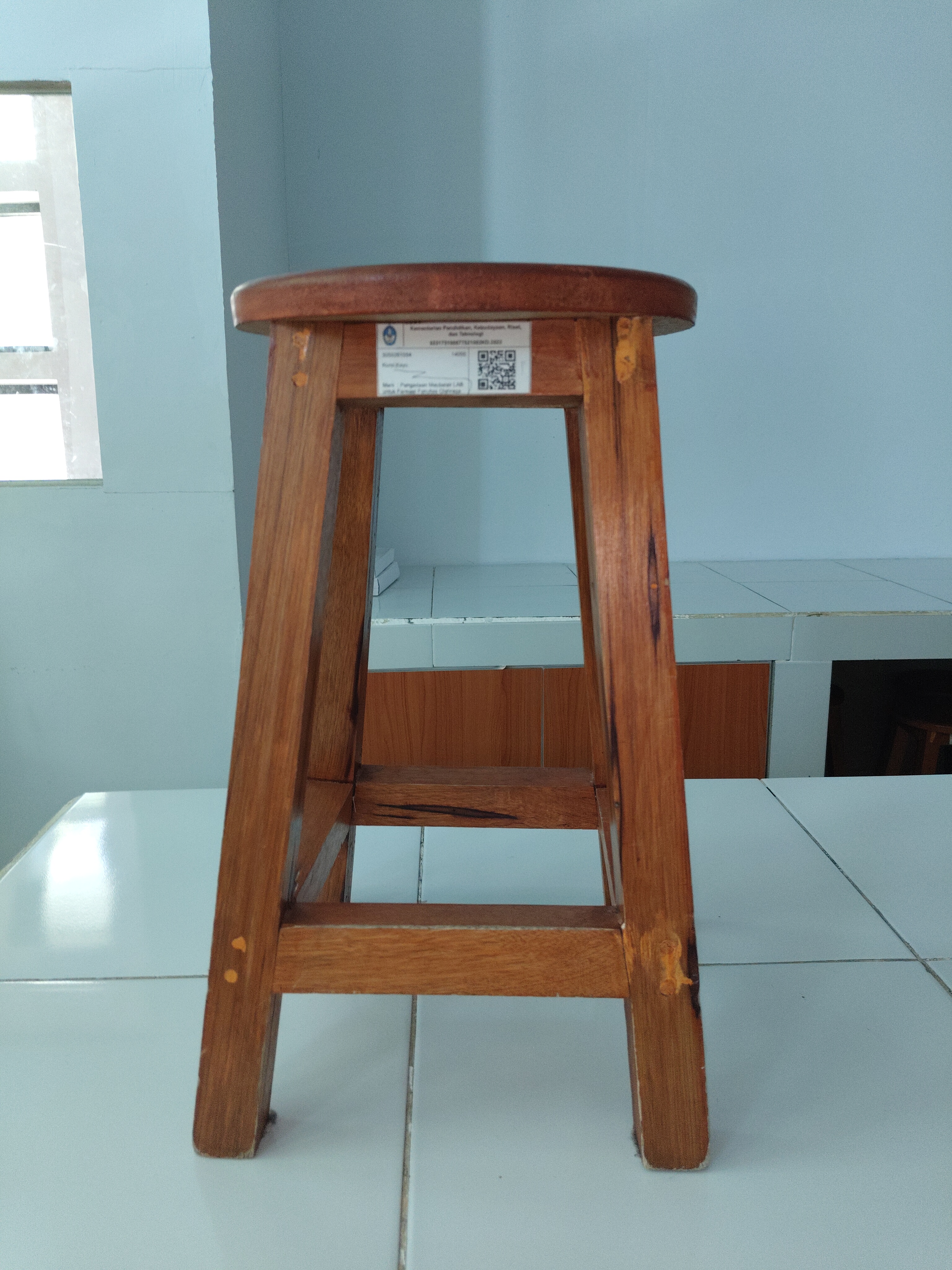 Kursi Kayu Lab Farmakologi