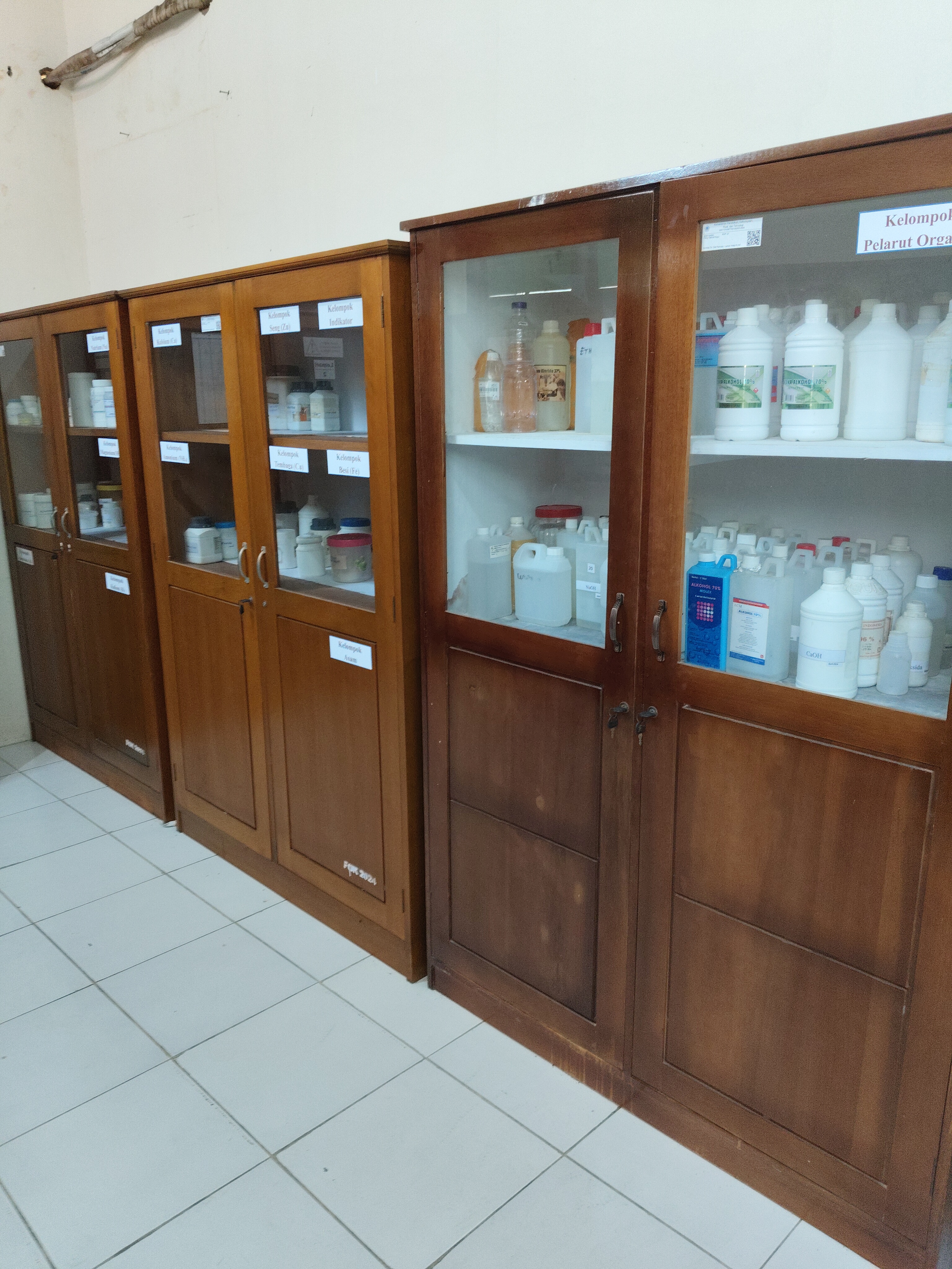 Filing Cabinet Kayu Ruang Bahan