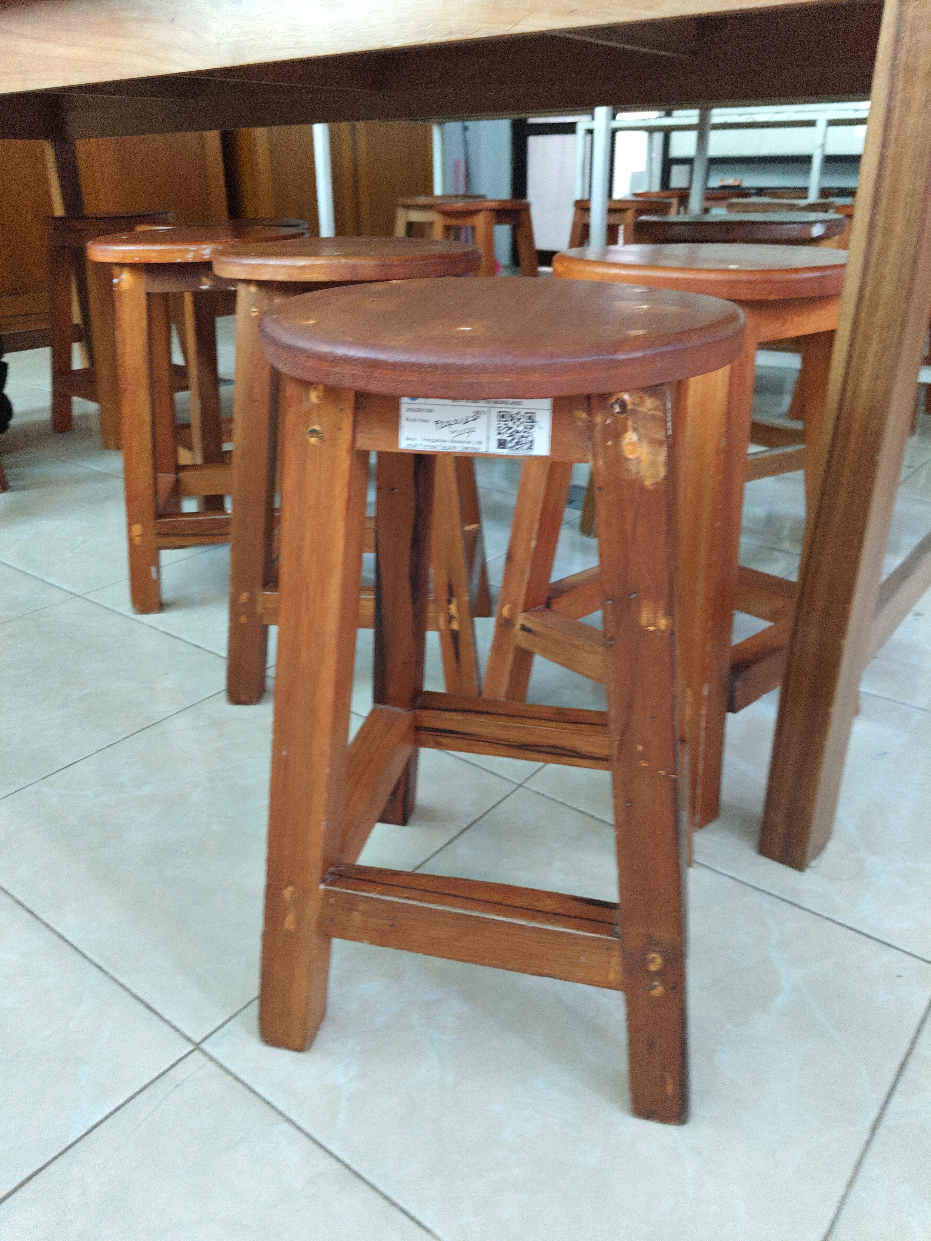 Kursi Kayu Lab Mikrobiologi