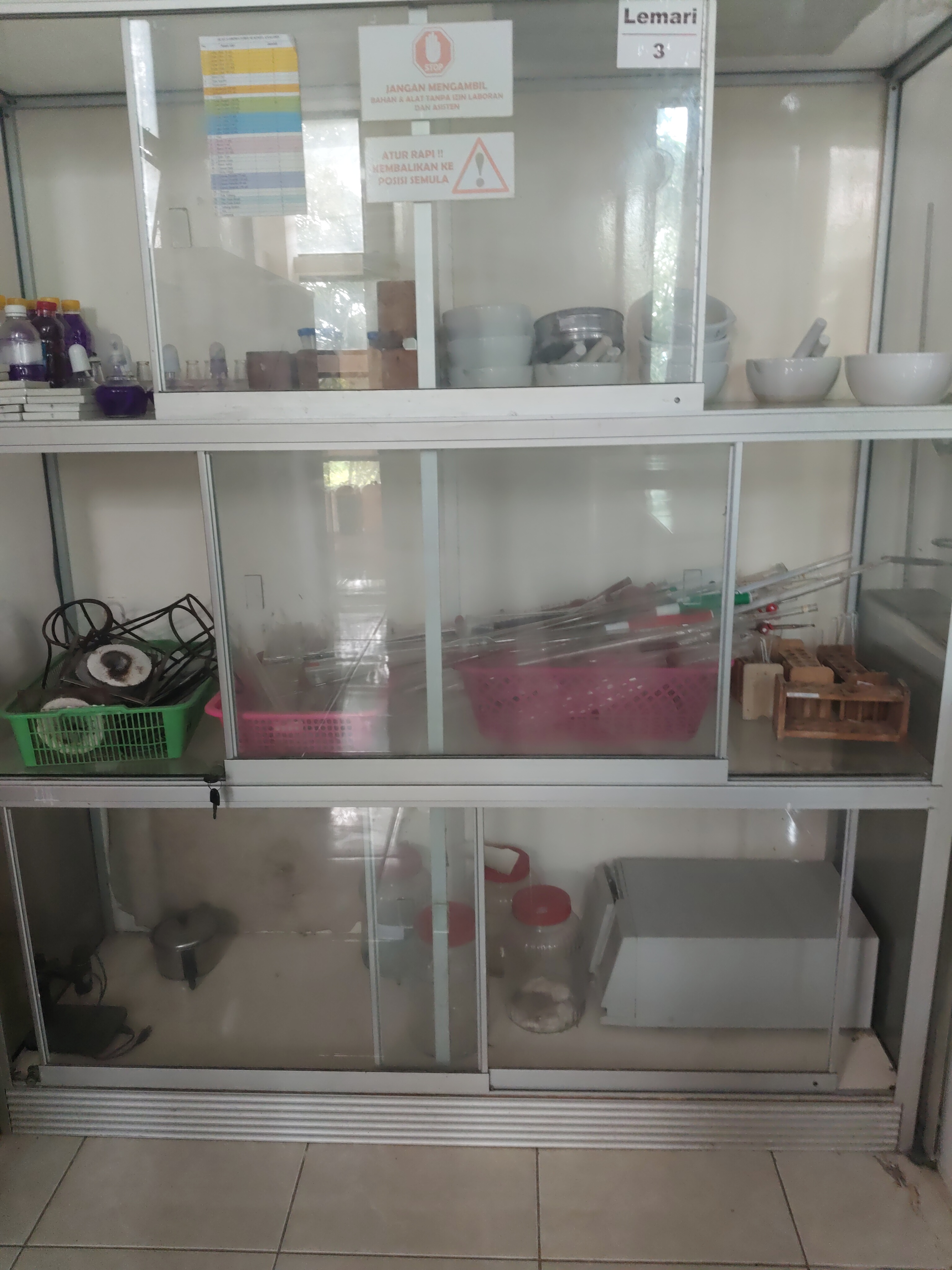 Lemari Kaca Lab Kimia Farmasi