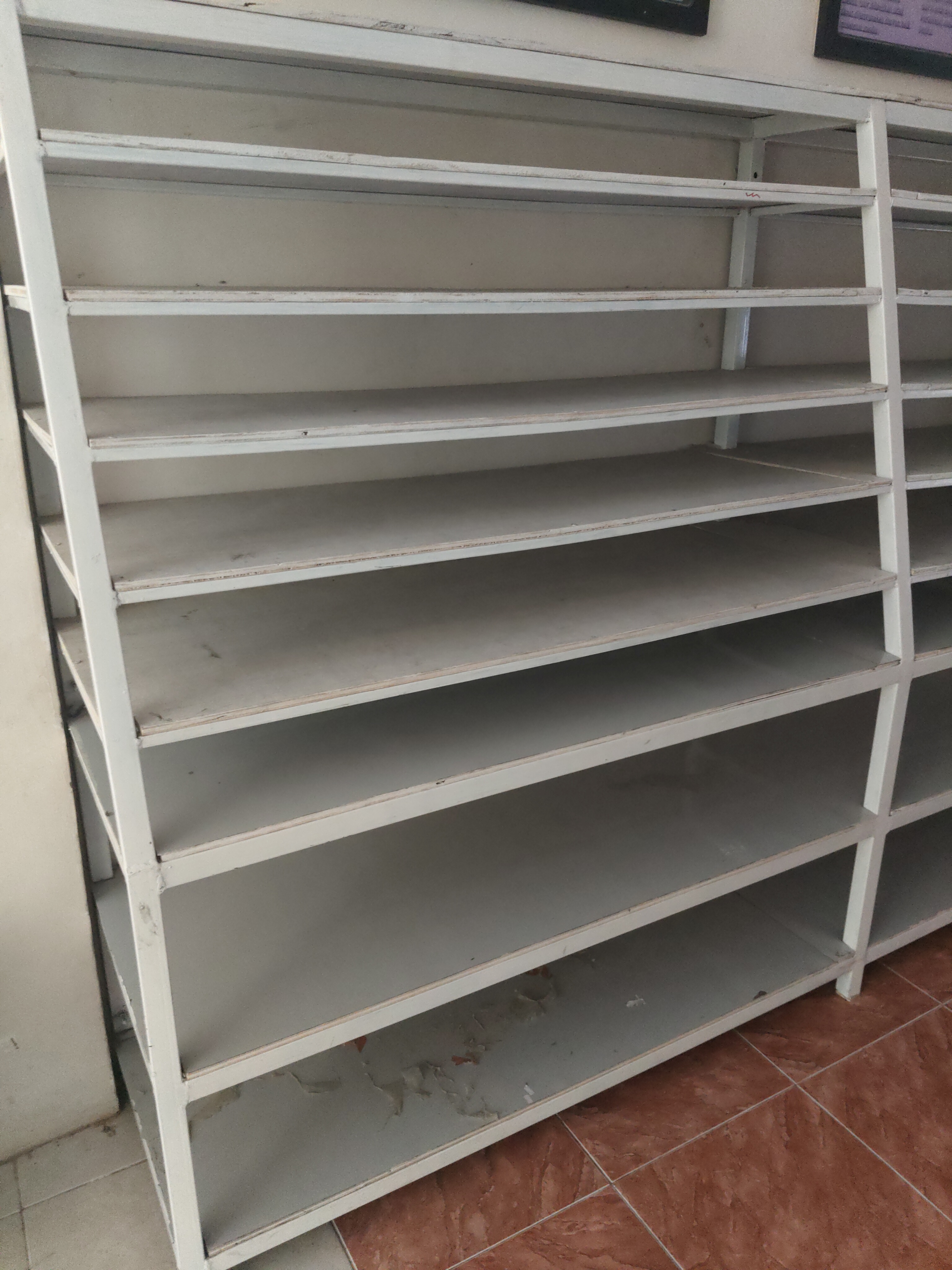 Rak Sepatu dan Tas Lab Farmakologi