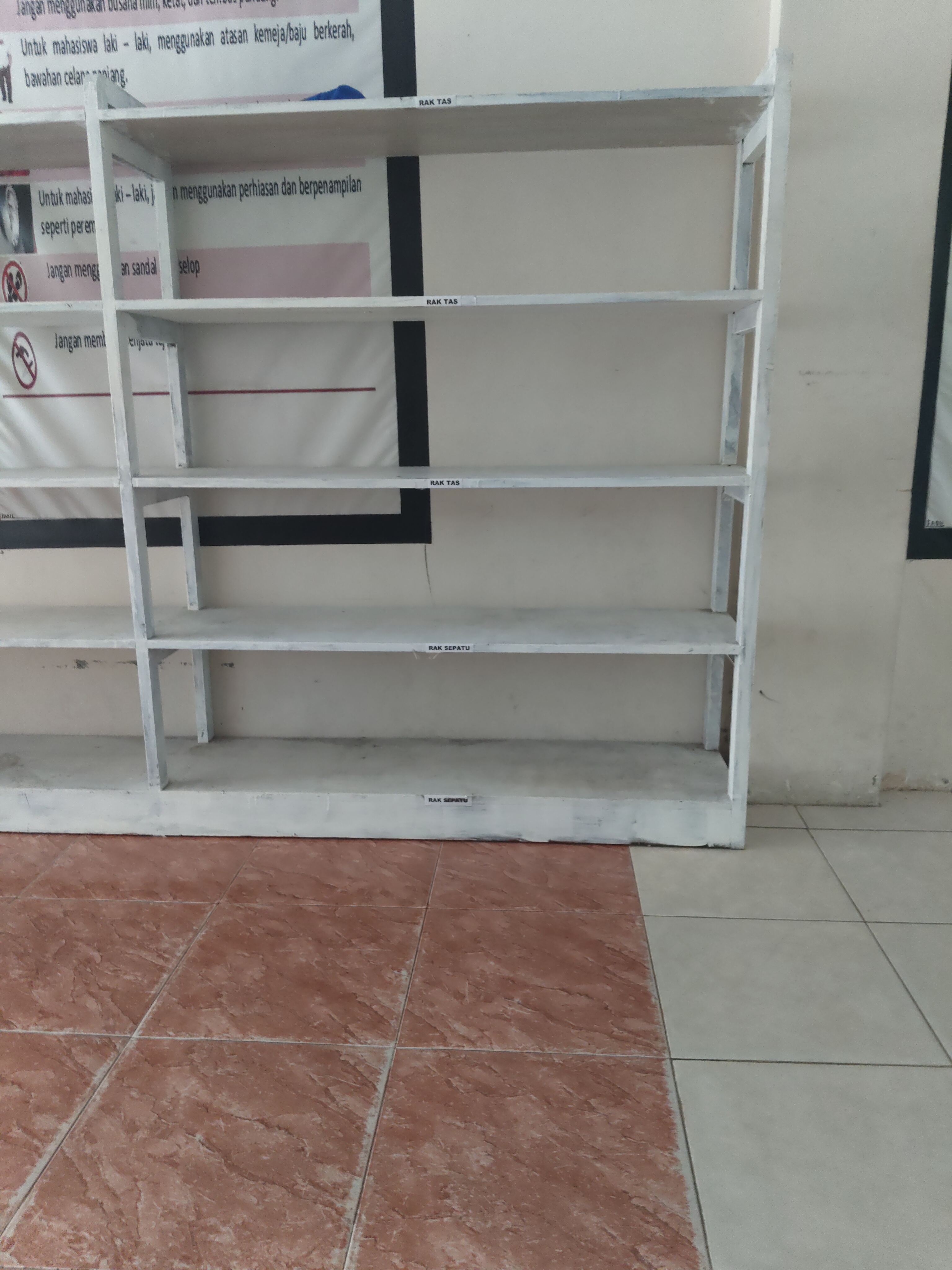 Rak Sepatu dan Tas Lab Mikrobiologi