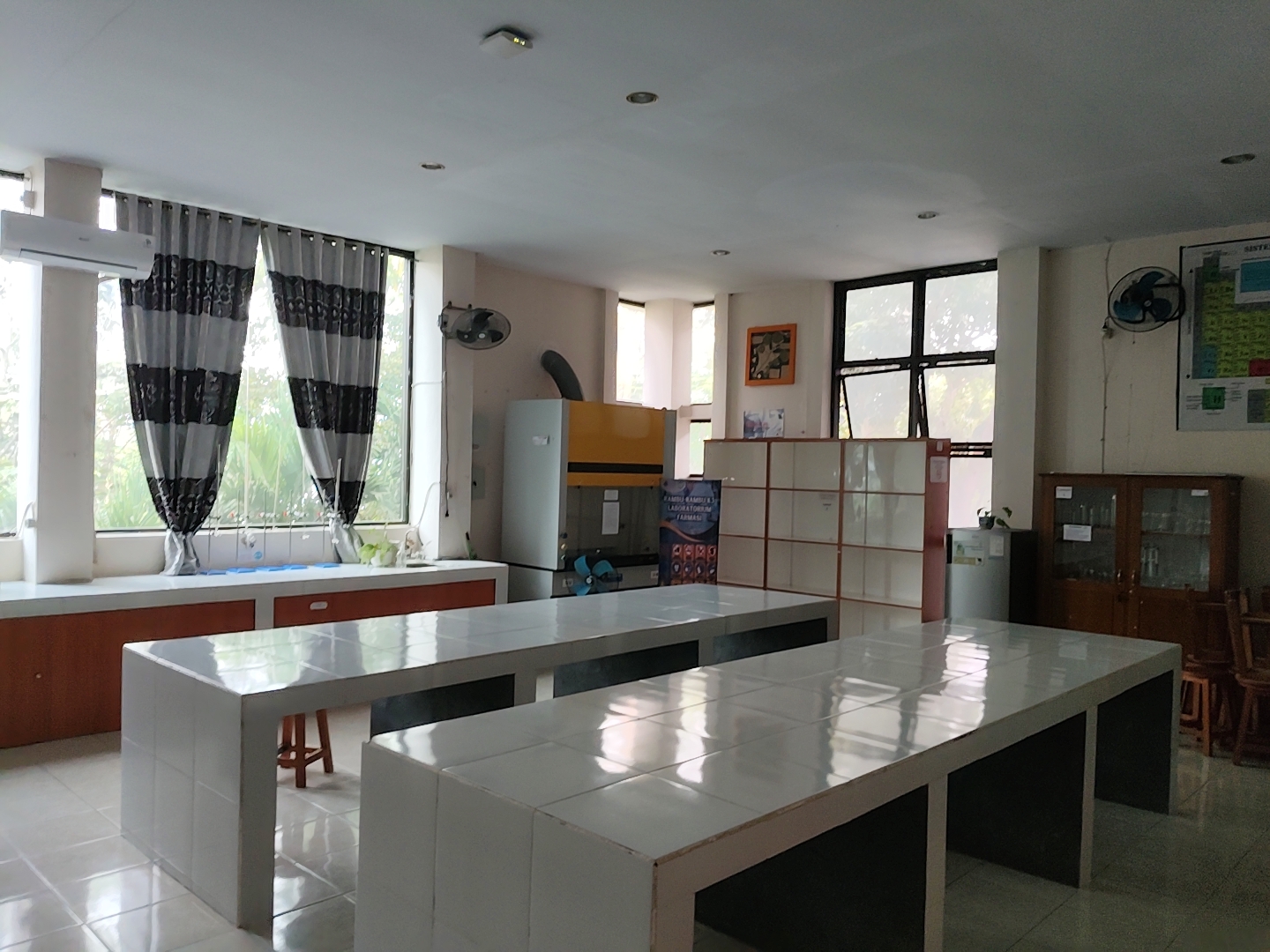 Laboratorium Kimia Farmasi