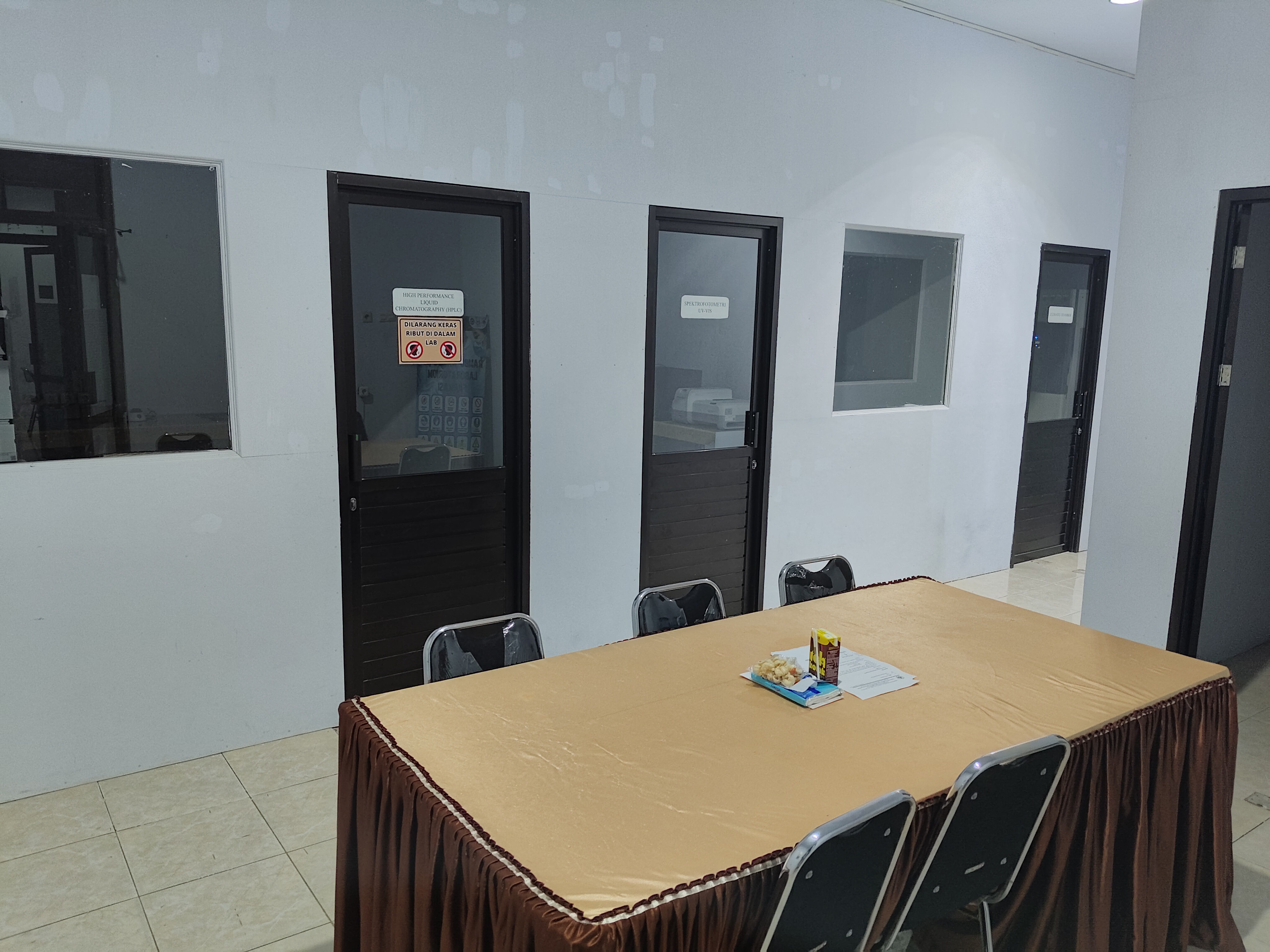 Ruangan Laboratorium Penelitian dan Instrumen
